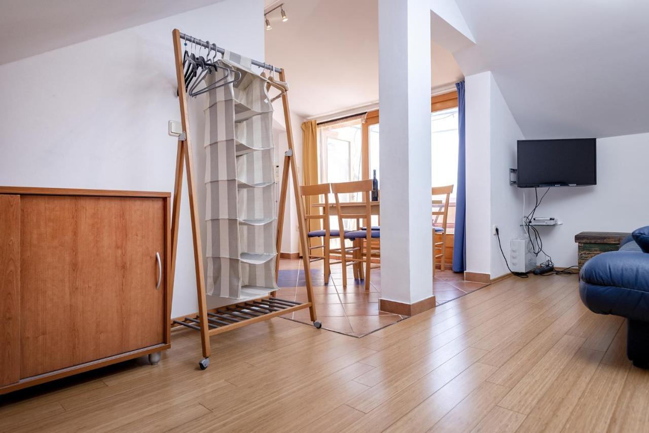 Studio Zavala 2061A Luaran gambar